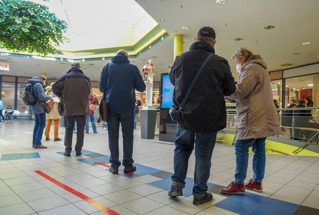 Leipzig - Großes Interesse: Lange Schlangen vor Impflokalen 22.11.2021 gegen 12:00 Uhr Leipzig-Lößnig, Moritz-Hof und Leipzig-Lindenau, Erich Zeichner Haus e.V. Fotograf: LausitzNews Erik-Holm Langhof Bei den Impfaktionen in der Stadt Leipzig ergaben sich vor den Objekten lange Schlangen von Interessierten, die sich eine Corona-Impfung abholen wollen. Das DRK und die Malteser impfen seit 9:00 Uhr und haben nach eigenen Angaben kaum eine Pause, da das Interesse seit Montag sehr hoch sei. Eine Zahl zu verabreichten Immunisierungen konnten sie am Montagmittag noch nicht nennen. Die Mitarbeitenden rechnen jedoch auch in den kommenden Tagen und Wochen mit einem sehr hohen Interesse an Impfungen, da das öffentliche Leben seit heute für Unge Copyright: xLausitzNews.de Erik-HolmxLanghofx