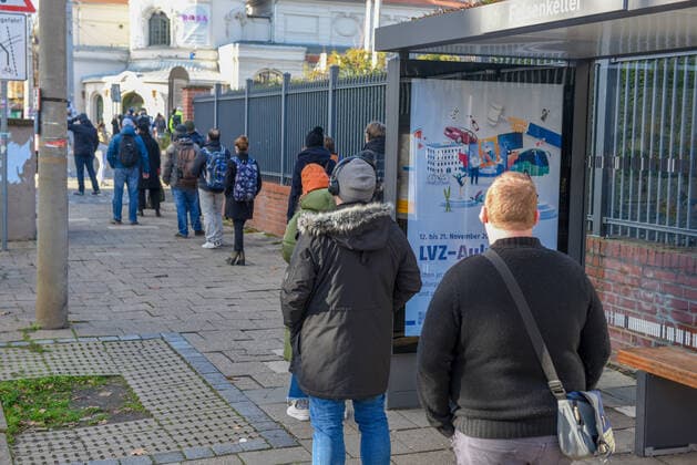 Leipzig - Großes Interesse: Lange Schlangen vor Impflokalen 22.11.2021 gegen 12:00 Uhr Leipzig-Lößnig, Moritz-Hof und Leipzig-Lindenau, Erich Zeichner Haus e.V. Fotograf: LausitzNews Erik-Holm Langhof Bei den Impfaktionen in der Stadt Leipzig ergaben sich vor den Objekten lange Schlangen von Interessierten, die sich eine Corona-Impfung abholen wollen. Das DRK und die Malteser impfen seit 9:00 Uhr und haben nach eigenen Angaben kaum eine Pause, da das Interesse seit Montag sehr hoch sei. Eine Zahl zu verabreichten Immunisierungen konnten sie am Montagmittag noch nicht nennen. Die Mitarbeitenden rechnen jedoch auch in den kommenden Tagen und Wochen mit einem sehr hohen Interesse an Impfungen, da das öffentliche Leben seit heute für Unge Copyright: xLausitzNews.de Erik-HolmxLanghofx