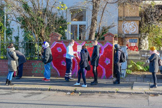 Leipzig - Großes Interesse: Lange Schlangen vor Impflokalen 22.11.2021 gegen 12:00 Uhr Leipzig-Lößnig, Moritz-Hof und Leipzig-Lindenau, Erich Zeichner Haus e.V. Fotograf: LausitzNews Erik-Holm Langhof Bei den Impfaktionen in der Stadt Leipzig ergaben sich vor den Objekten lange Schlangen von Interessierten, die sich eine Corona-Impfung abholen wollen. Das DRK und die Malteser impfen seit 9:00 Uhr und haben nach eigenen Angaben kaum eine Pause, da das Interesse seit Montag sehr hoch sei. Eine Zahl zu verabreichten Immunisierungen konnten sie am Montagmittag noch nicht nennen. Die Mitarbeitenden rechnen jedoch auch in den kommenden Tagen und Wochen mit einem sehr hohen Interesse an Impfungen, da das öffentliche Leben seit heute für Unge Copyright: xLausitzNews.de Erik-HolmxLanghofx