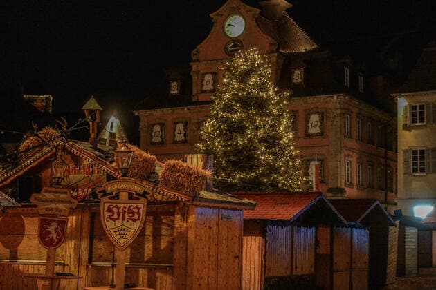 Menschenleere Innenstadt, 22.11.2021, Baden-Württemberg, Schwäbisch Gmünd: Nahezu menschenleer sind die Straßen und Plätze in der Innenstadt. Im Ostalbkreis gilt seit Montag wegen hoher Corona-Infektionswerte eine nächtliche Ausgangsbeschränkung für ungeimpfte Personengruppen. Die Polizei kündigte strenge Kontrollen an. Schwäbisch Gmünd Baden-Württemberg Deutschland Schwäbisch Gmünd