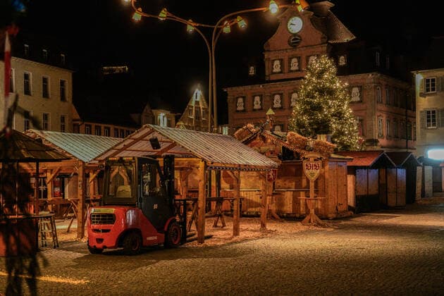 Menschenleere Innenstadt, 22.11.2021, Baden-Württemberg, Schwäbisch Gmünd: Nahezu menschenleer sind die Straßen und Plätze in der Innenstadt. Im Ostalbkreis gilt seit Montag wegen hoher Corona-Infektionswerte eine nächtliche Ausgangsbeschränkung für ungeimpfte Personengruppen. Die Polizei kündigte strenge Kontrollen an. Schwäbisch Gmünd Baden-Württemberg Deutschland Schwäbisch Gmünd