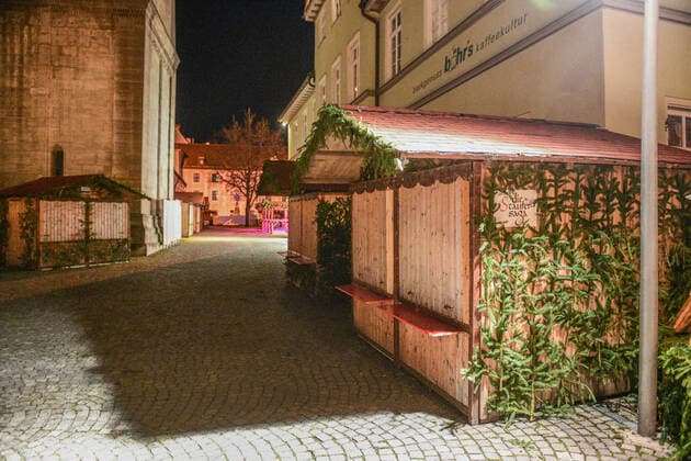 Menschenleere Innenstadt, 22.11.2021, Baden-Württemberg, Schwäbisch Gmünd: Nahezu menschenleer sind die Straßen und Plätze in der Innenstadt. Im Ostalbkreis gilt seit Montag wegen hoher Corona-Infektionswerte eine nächtliche Ausgangsbeschränkung für ungeimpfte Personengruppen. Die Polizei kündigte strenge Kontrollen an. Schwäbisch Gmünd Baden-Württemberg Deutschland Schwäbisch Gmünd