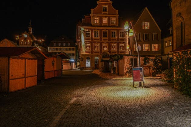 Menschenleere Innenstadt, 22.11.2021, Baden-Württemberg, Schwäbisch Gmünd: Nahezu menschenleer sind die Straßen und Plätze in der Innenstadt. Im Ostalbkreis gilt seit Montag wegen hoher Corona-Infektionswerte eine nächtliche Ausgangsbeschränkung für ungeimpfte Personengruppen. Die Polizei kündigte strenge Kontrollen an. Schwäbisch Gmünd Baden-Württemberg Deutschland Schwäbisch Gmünd