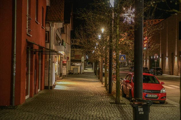 Menschenleere Innenstadt, 22.11.2021, Baden-Württemberg, Schwäbisch Gmünd: Nahezu menschenleer sind die Straßen und Plätze in der Innenstadt. Im Ostalbkreis gilt seit Montag wegen hoher Corona-Infektionswerte eine nächtliche Ausgangsbeschränkung für ungeimpfte Personengruppen. Die Polizei kündigte strenge Kontrollen an. Schwäbisch Gmünd Baden-Württemberg Deutschland Schwäbisch Gmünd