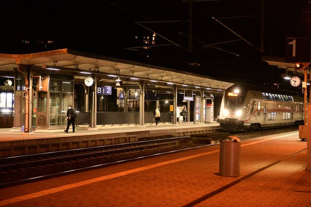 Menschenleere Innenstadt, 22.11.2021, Baden-Württemberg, Schwäbisch Gmünd: Nahezu menschenleer sind die Straßen und Plätze in der Innenstadt. Im Ostalbkreis gilt seit Montag wegen hoher Corona-Infektionswerte eine nächtliche Ausgangsbeschränkung für ungeimpfte Personengruppen. Die Polizei kündigte strenge Kontrollen an. Schwäbisch Gmünd Baden-Württemberg Deutschland Schwäbisch Gmünd