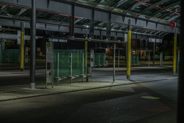 Menschenleere Innenstadt, 22.11.2021, Baden-Württemberg, Schwäbisch Gmünd: Nahezu menschenleer sind die Straßen und Plätze in der Innenstadt. Im Ostalbkreis gilt seit Montag wegen hoher Corona-Infektionswerte eine nächtliche Ausgangsbeschränkung für ungeimpfte Personengruppen. Die Polizei kündigte strenge Kontrollen an. Schwäbisch Gmünd Baden-Württemberg Deutschland Schwäbisch Gmünd