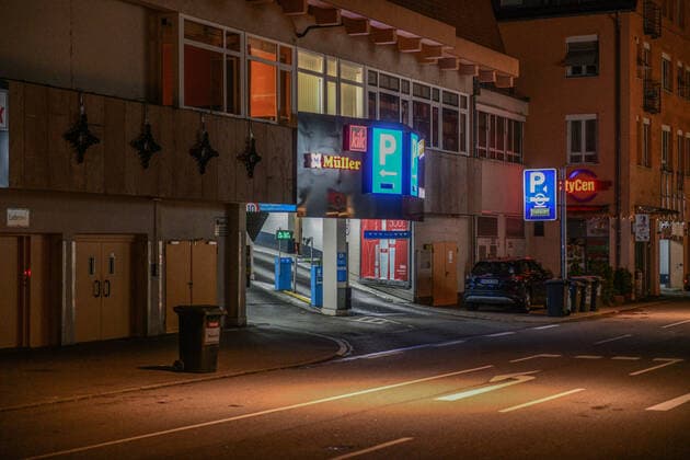 Menschenleere Innenstadt, 22.11.2021, Baden-Württemberg, Schwäbisch Gmünd: Nahezu menschenleer sind die Straßen und Plätze in der Innenstadt. Im Ostalbkreis gilt seit Montag wegen hoher Corona-Infektionswerte eine nächtliche Ausgangsbeschränkung für ungeimpfte Personengruppen. Die Polizei kündigte strenge Kontrollen an. Schwäbisch Gmünd Baden-Württemberg Deutschland Schwäbisch Gmünd