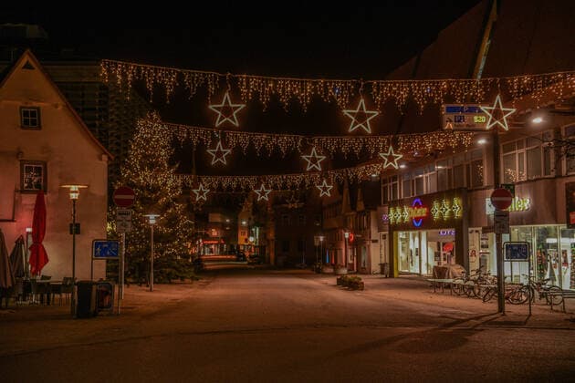 Menschenleere Innenstadt, 22.11.2021, Baden-Württemberg, Schwäbisch Gmünd: Nahezu menschenleer sind die Straßen und Plätze in der Innenstadt. Im Ostalbkreis gilt seit Montag wegen hoher Corona-Infektionswerte eine nächtliche Ausgangsbeschränkung für ungeimpfte Personengruppen. Die Polizei kündigte strenge Kontrollen an. Schwäbisch Gmünd Baden-Württemberg Deutschland Schwäbisch Gmünd