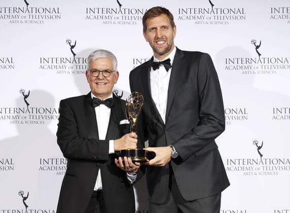 Bilder des Jahres 2021, Entertainment 11 November Entertainment Themen der Woche KW47 Entertainment Bilder des Tages Dirk Nowitzki stands with German journalist Thomas Bellut who poses with the Directorate award at the 49th International Emmy Awards at Casa Cipriani in New York City on Monday, November 22, 2021.  NYP20211122169 JOHNxANGELILLO