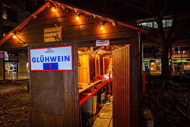 Entsetzte Gesichter in Stuttgart - Absage vom Weihnachtsmarkt kurz vor Eröffnung - Alle Buden sind festlich geschmückt fertig Entsetzte Gesichter in Stuttgart - Absage vom Weihnachtsmarkt kurz vor Eröffnung - Alle Buden sind festlich geschmückt fertigBaden-Württemberg, 70173 Stuttgart, Deutschland Copyright: 7aktuell.dex xAlexanderxHald