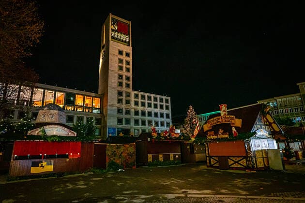 Entsetzte Gesichter in Stuttgart - Absage vom Weihnachtsmarkt kurz vor Eröffnung - Alle Buden sind festlich geschmückt fertig Entsetzte Gesichter in Stuttgart - Absage vom Weihnachtsmarkt kurz vor Eröffnung - Alle Buden sind festlich geschmückt fertigBaden-Württemberg, 70173 Stuttgart, Deutschland Copyright: 7aktuell.dex xAlexanderxHald