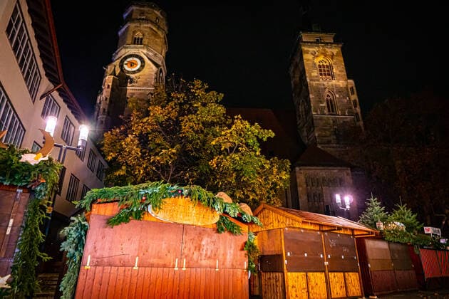 Entsetzte Gesichter in Stuttgart - Absage vom Weihnachtsmarkt kurz vor Eröffnung - Alle Buden sind festlich geschmückt fertig Entsetzte Gesichter in Stuttgart - Absage vom Weihnachtsmarkt kurz vor Eröffnung - Alle Buden sind festlich geschmückt fertigBaden-Württemberg, 70173 Stuttgart, Deutschland Copyright: 7aktuell.dex xAlexanderxHald