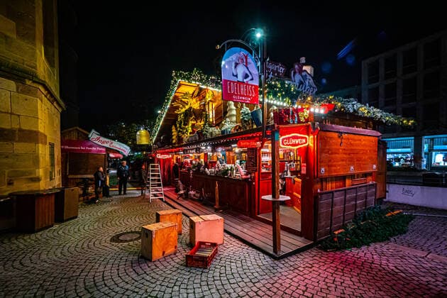 Entsetzte Gesichter in Stuttgart - Absage vom Weihnachtsmarkt kurz vor Eröffnung - Alle Buden sind festlich geschmückt fertig Entsetzte Gesichter in Stuttgart - Absage vom Weihnachtsmarkt kurz vor Eröffnung - Alle Buden sind festlich geschmückt fertigBaden-Württemberg, 70173 Stuttgart, Deutschland Copyright: 7aktuell.dex xAlexanderxHald