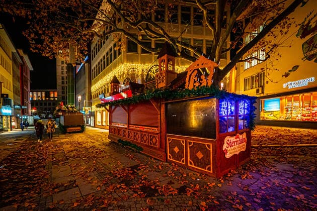 News Bilder des Tages Entsetzte Gesichter in Stuttgart - Absage vom Weihnachtsmarkt kurz vor Eröffnung - Alle Buden sind festlich geschmückt fertig Entsetzte Gesichter in Stuttgart - Absage vom Weihnachtsmarkt kurz vor Eröffnung - Alle Buden sind festlich geschmückt fertigBaden-Württemberg, 70173 Stuttgart, Deutschland Copyright: 7aktuell.dex xAlexanderxHald