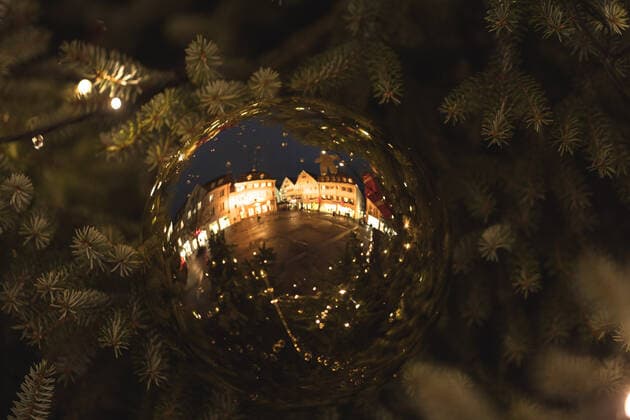 Reutlingen Themenbilder: Weihnachtsstimmung in der Stadt, Reutlingen, 22.11.2021, Themenbilder: Weihnachtsstimmung in der Stadt, Reutlingen, Tannenbaum auf dem Marktplatz, Tannenbaum, 22.11.2021, Copyright: xDROFITSCH EIBNERx EP_ddh