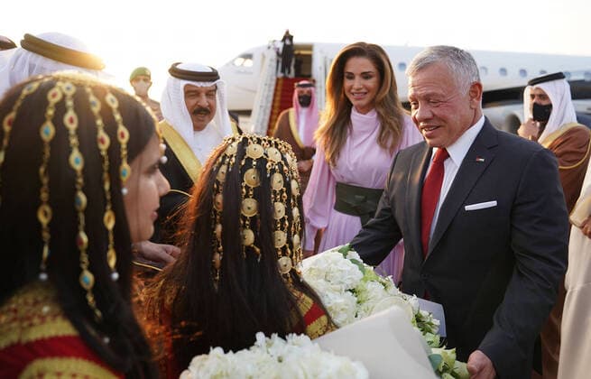 Bilder des Jahres 2021, Entertainment 11 November Entertainment Themen der Woche KW47 Entertainment Bilder des Tages 22-11-2021 Jordan King Abdullah II and Queen Rania are received by Bahrain King Hamad bin Isa Al Khalifa and Crown Prince Salman bin Hamad Al Khalifa, who is also prime minister of Bahrain, upon arrival at Sakhir Air Base.  Copyright: xPPEx