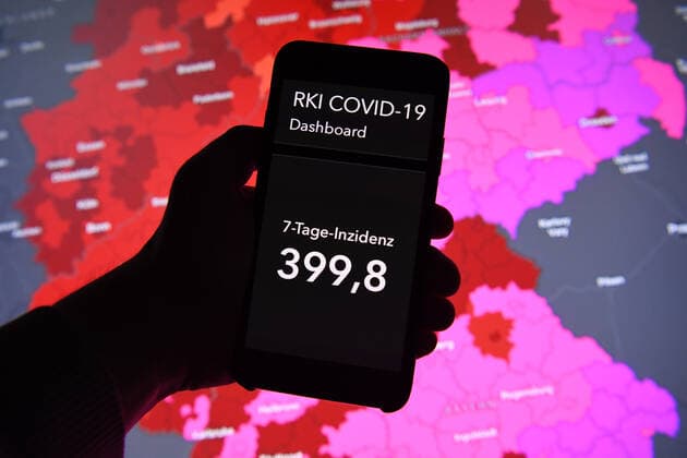 Coronavirus in Deutschland - Covid-19-Dashboard des Robert Koch-Institut 23.11.2021, Robert Koch-Institut: 7-Tage-Inzidenz 399,8. 7-Tage-Fallzahl 332.493. COVID-19-Fälle 5.430.911. Zugang um 45.326 gegenüber dem Vortag. COVID-19-Todesfälle 99.433. Zugang um 309 gegenüber dem Vortag. Hospitalisierungsrate 5,28