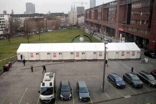 Eröffnung Impfzentrum Drive In Lanxess Arena Köln Deutschland 23.11.2021 Autoschlange