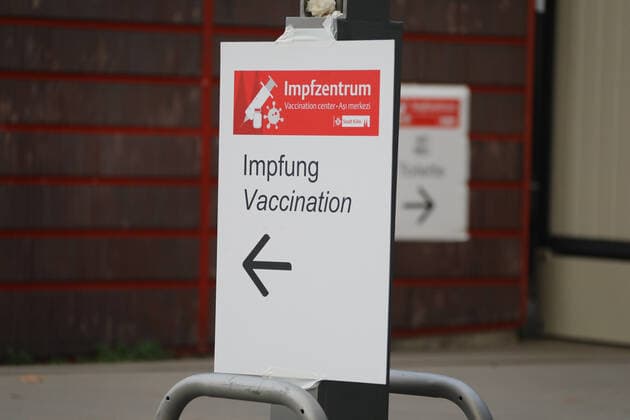 Eröffnung Impfzentrum Drive In Lanxess Arena Köln Deutschland 23.11.2021 Schild