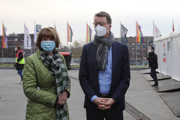 Eröffnung Impfzentrum Drive In Lanxess Arena Köln Deutschland 23.11.2021 Links: Oberbürgermeisterin Henriette Reker Rechts: Ministerpräsident Hendrik Wüst
