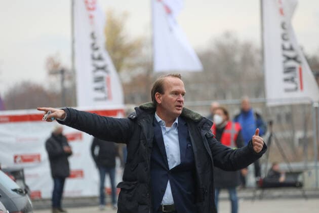 Eröffnung Impfzentrum Drive In Lanxess Arena Köln Deutschland 23.11.2021 Stefan Löcher weist die Autos ein