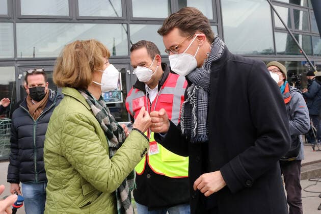 Eröffnung Impfzentrum Drive In Lanxess Arena Köln Deutschland 23.11.2021 Rechts: Ministerpräsident Hendrik Wüst Links: Oberbürgermeisterin Henriette Reker