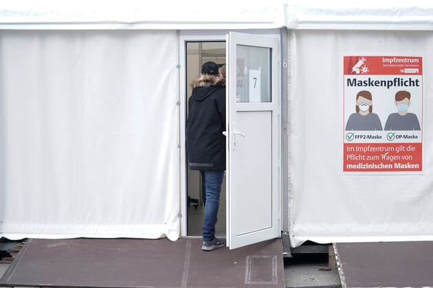 Ministerpraesident von NRW und Oeberbuergermeisterin von NRW besuchen Impfangebote in Koeln Impressionen von dem neu eroeffneten Drive-In-Impfzentrum fuer die Corona Impfung an der Lanxess Arena in Koeln Koeln Nordrhein-Westfalen Deutschland