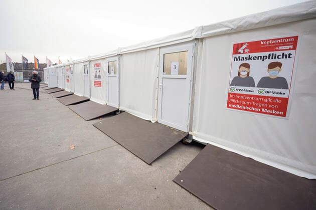 Ministerpraesident von NRW und Oeberbuergermeisterin von NRW besuchen Impfangebote in Koeln Impressionen von dem neu eroeffneten Drive-In-Impfzentrum fuer die Corona Impfung an der Lanxess Arena in Koeln Koeln Nordrhein-Westfalen Deutschland