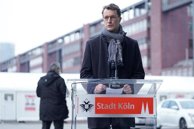 Ministerpraesident von NRW und Oeberbuergermeisterin von NRW besuchen Impfangebote in Koeln Aktuell, 23.11.2021, Koeln, Hendrik Wuest der Ministerpraesident von Nordrhein-Westfalen im Portrait bei der Pressekonferenz im Anschluss an den Besuch des Impfangebot in Koeln mit Neueroeffnung des neuen Drive-In-Impfzentrum an der Lanxess Arena Koeln Nordrhein-Westfalen Deutschland