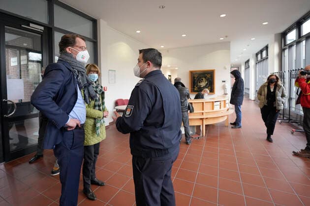 Ministerpraesident von NRW und Oeberbuergermeisterin von NRW besuchen Impfangebote in Koeln Aktuell, 23.11.2021, Koeln, Hendrik Wuest der Ministerpraesident von Nordrhein-Westfalen gemeinsam mit Henriette Reker Oeberbuergermeisterin von Koeln beim Besuch des Buergeramt und Impfangebot in Koeln Kalk Koeln Nordrhein-Westfalen Deutschland