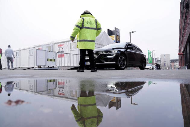 Ministerpraesident von NRW und Oeberbuergermeisterin von NRW besuchen Impfangebote in Koeln Impressionen von dem neu eroeffneten Drive-In-Impfzentrum fuer die Corona Impfung an der Lanxess Arena in Koeln Koeln Nordrhein-Westfalen Deutschland