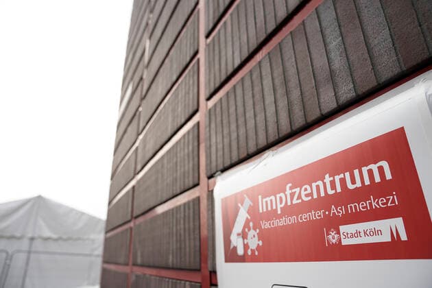 Ministerpraesident von NRW und Oeberbuergermeisterin von NRW besuchen Impfangebote in Koeln Impressionen von dem neu eroeffneten Drive-In-Impfzentrum fuer die Corona Impfung an der Lanxess Arena in Koeln Koeln Nordrhein-Westfalen Deutschland
