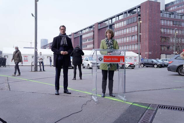 Ministerpraesident von NRW und Oeberbuergermeisterin von NRW besuchen Impfangebote in Koeln Aktuell, 23.11.2021, Koeln, Henriette Reker Oberbuergermeisterin von Koeln mit Ministerpraesident von Nordrhein-Westfalen Henrik Wuest bei der Pressekonferenz im Anschluss an den Besuch des Impfangebot in Koeln mit Neueroeffnung des neuen Drive-In-Impfzentrum an der Lanxess Arena Koeln Nordrhein-Westfalen Deutschland