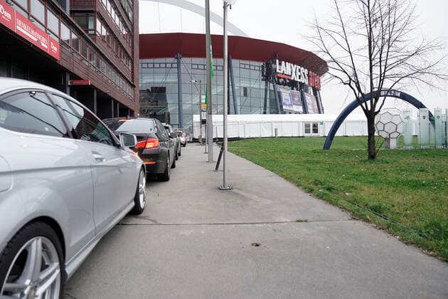 Ministerpraesident von NRW und Oeberbuergermeisterin von NRW besuchen Impfangebote in Koeln Impressionen von dem neu eroeffneten Drive-In-Impfzentrum fuer die Corona Impfung an der Lanxess Arena in Koeln Koeln Nordrhein-Westfalen Deutschland