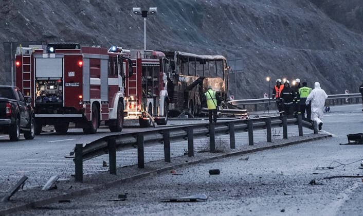 Bilder des Jahres 2021, News 11 November News Themen der Woche KW47 News Bilder des Tages (211123) -- SOFIA, Nov. 23, 2021 -- Photo taken on Nov. 23, 2021 shows the scene of a traffic accident involving a fully loaded bus on a highway about 40 km south of Sofia in Bulgaria. At least 45 people were killed in a bus accident in western Bulgaria early Tuesday, officials said at a press conference on the spot. Seven people with burns have survived and are not in danger of death, Borislav Sarafov, head of the National Investigation Service (NIS), told reporters. ( Handout via Xinhua) BULGARIA-SOFIA-BUS ACCIDENT bTV LadislavxTsvetkov 