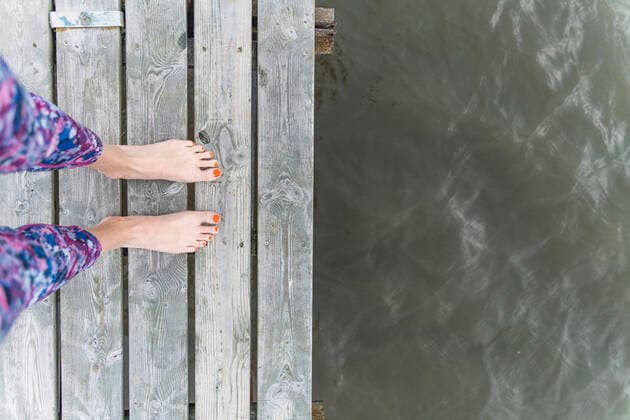 IMAGO Creative: Internationaler Frauenmonat, Gesundheit, Frauen in der Menopause Mature woman standing on wooden pier by sea model released, CHPF00795