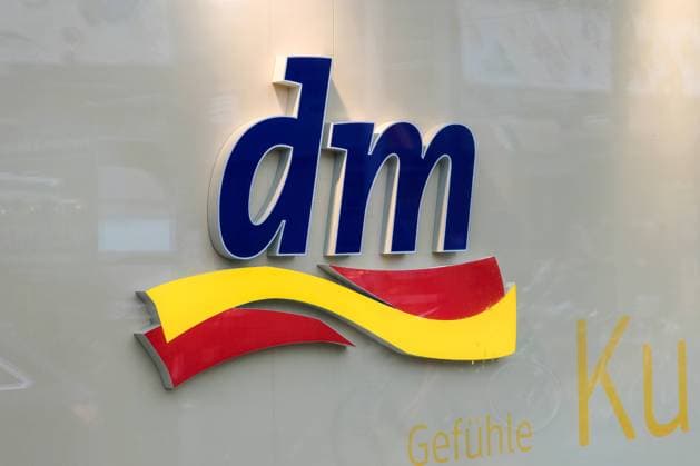 Düsseldorf 23.11.2021 DM Drogeriemarkt Drogerie Discounter Logo Düsseldorf Nordrhein-Westfalen Deutschland