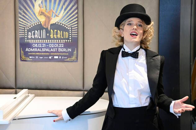 Bilder des Jahres 2021, Entertainment 11 November Entertainment Themen der Woche KW47 Entertainment Bilder des Tages Lena Müller als Marlene Dietrich bei der Pressekonferenz zur neu überarbeiteten Revue Berlin Berlin im 20er-Jahre Hotel am Steinplatz. Berlin, 23.11.2021 *** Lena Müller as Marlene Dietrich at the press conference for the newly revised revue Berlin Berlin at the 20s Hotel am Steinplatz Berlin, 23 11 2021 Foto:xF.xKernx xFuturexImage