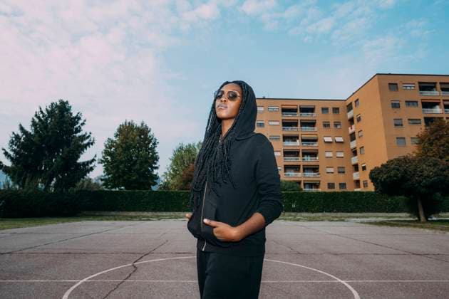 IMAGO Creative: Sport in der Stadt Woman with hands in pockets at sports court model released, MEUF04577