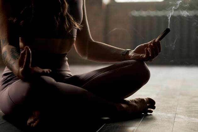 IMAGO Creative: Neue Aussichten Athlete with burnt sandalwood meditating at yoga studio model released property released, DSHF00061
