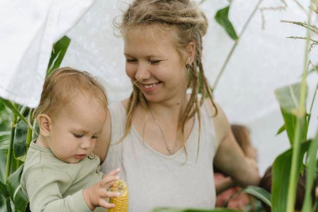 IMAGO Creative: Veganuary, fleischlos leben IMAGO Creative: Landleben - Essen Smiling mother looking at toddler girl in corn field model released, SEAF00054