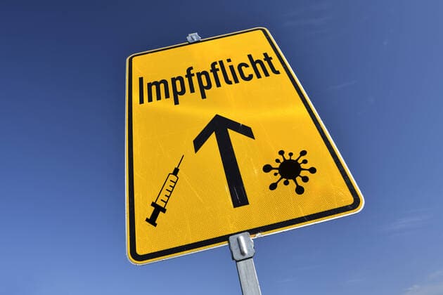 FOTOMONTAGE, Wegweiser mit Aufschrift Impfpflicht