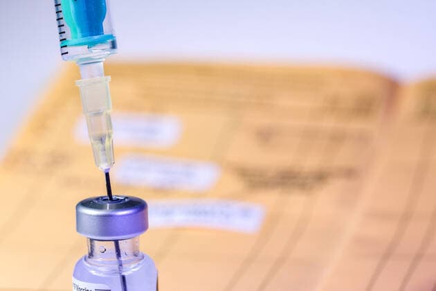 Boostern gegen die vierte Welle - im Kampf gegen die expoldierenden Infektionszahlen in der Corona-Pandemie wird die sogenannte Booster-Impfung als Auffrischung des Impdschutzes empfohlen. Die Booster-Impfung wird nicht mehr nur für ältere Bürger empfohlen. Spätestens sechs Monate nach der letzten Impfung ist eine Corona-Auffrischungsimpfung sinnvoll. Münster Deutschland Copyright: xx