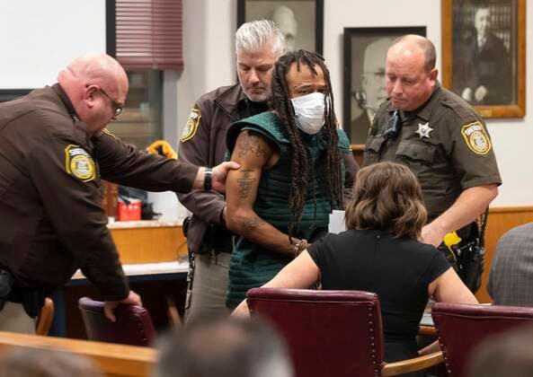 Bilder des Jahres 2021, News 11 November News Themen der Woche KW47 News Bilder des Tages November 23, 2021, USA, WI, USA: Darrell Brooks appears Tuesday, November 23, 2021 in Waukesha County Court in Waukesha, Wis. He is charged with killing five people and injuring nearly 50 after plowing through a Christmas parade with his sport utility vehicle on November 21...MARK HOFFMAN MILWAUKEE JOURNAL SENTINEL POOL USA USA - ZUMAz03_ 20211123_znh_z03_004 Copyright: xMarkxHoffmanx