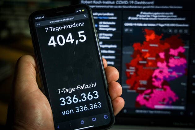 Coronavirus in Deutschland - Covid-19-Dashboard des Robert Koch-Institut 24.11.2021: Robert Koch-Institut: 7-Tage-Inzidenz 404,5. 7-Tage-Fallzahl 336.363. COVID-19-Fälle 5.497.795. Zugang um 66.884 gegenüber dem Vortag. COVID-19-Todesfälle 99.768. Zugang um 335 gegenüber dem Vortag.