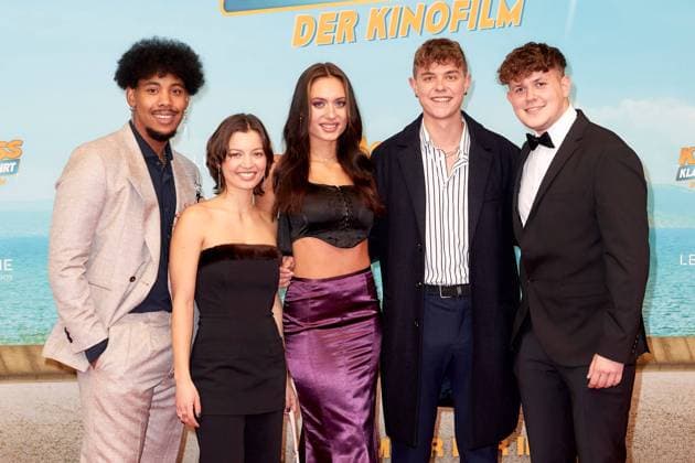 Deutschlandpremiere von Krass Klassenfahrt - Der Kinofilm Sydney Olando Amoo (Lil Syd), Vivien König, Kayla Shyx, Jonas Ems und Jamie Birrell auf dem roten Teppich bei der Premiere von Krass Klassenfahrt - Der Kinofilm im Zoo Palast in Berlin. *** German premiere of Krass Klassenfahrt Der Kinofilm Sydney Olando Amoo Lil Syd , Vivien König, Kayla Shyx, Jonas Ems and Jamie Birrell on the red carpet at the premiere of Krass Klassenfahrt Der Kinofilm at the Zoo Palast in Berlin Copyright: xEventpressxGolejewskix