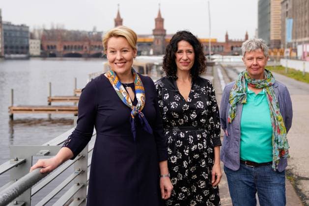 News Themen der Woche KW47 News Bilder des Tages Berlin, Deutschland 24. November 2021: Statement - Koalitionsverhandlungen Berlin - SPD - Buendnis 90 Die Gruenen und Die Linke - 24.11.2021 v.l. Franziska Giffey (SPD), Bettina Jarasch (B90 Die Grünen), Katina Schubert (Die Linke) Hotel Berlin Berlin *** Berlin, Germany 24 November 2021 Statement coalition negotiations Berlin SPD Buendnis 90 Die Gruenen and Die Linke 24 11 2021 f l Franziska Giffey SPD , Bettina Jarasch B90 Die Grünen , Katina Schubert Die Linke Hotel Berlin Berlin Copyright: xFotostandx xReuhlx