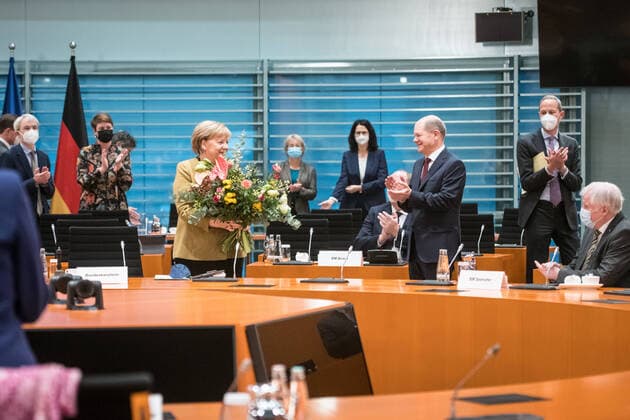 Bilder des Jahres 2021, News 11 November News Themen der Woche KW47 Bundeskanzlerin Angela Merkel (CDU) mit einem Blumenstrauss ueberreicht von Finanzminister und Vizekanzler Olaf Scholz (SPD) am 24. November 2021 bei ihrer voraussichtlich letzten Kabinettsitzung im Amt der Bundeskanzlerin der Bundesregierung im Kanzleramt in Berlin. Kabinettsitzung der Bundesregierung *** Chancellor Angela Merkel CDU with a bouquet of flowers presented by Finance Minister and Vice-Chancellor Olaf Scholz SPD on 24 November 2021 at what is expected to be her last cabinet meeting in the office of Chancellor of the Federal Government at the Chancellors Office in Berlin Cabinet meeting of the Federal Government