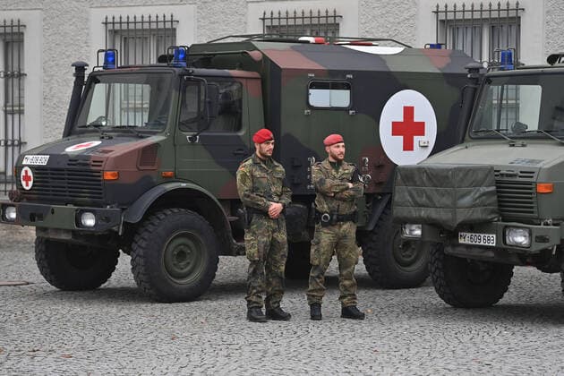 Bundeswehr plant Impfpflicht. Archivfoto: Feierliches Geloebnis der Rekruten vor dem Schloss Nymphenburg in Muenchen. Sanitaetsoldaten stehen vor ihren Fahrzeugen,Sanitaeter, Soldaten und Soldatinnen schwoeren ihre Treue am 12.11.2021.