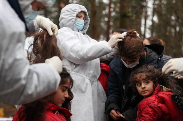 Bilder des Jahres 2021, News 11 November News Themen der Woche KW47 News Bilder des Tages GRODNO REGION, BELARUS - NOVEMBER 24, 2021: Migrants are seen ahead of taking a sauna by the Bruzgi Transport and Logistics Centre, some 1.5 km northeast of Kuznica Bialostocka-Bruzgi border crossing on the Belarusian-Polish border. The migrant crisis on the border of Belarus with Poland, Lithuania, and Latvia escalated on November 8. This year, Polish border guards have prevented more than 35,000 attempts to illegally cross the Polish-Belarusian border, which is 400 times more than last year. Sergei Bobylev TASS  TS11922A